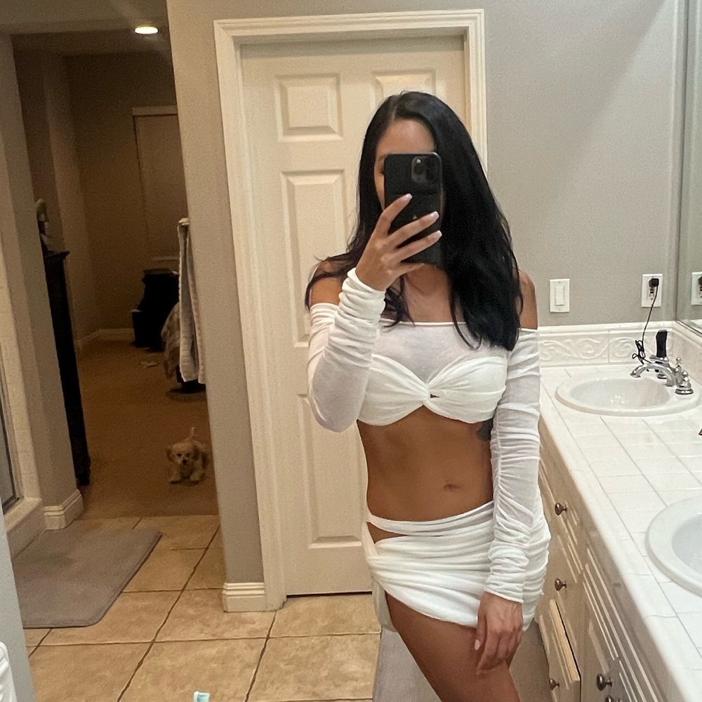woman’s outcast Kylie crop top size small